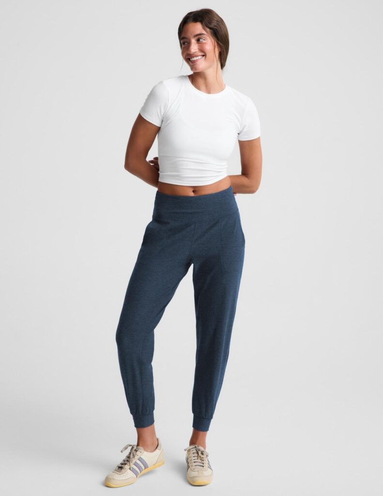 Beyond Yoga Midweight Spacedye Midi Jogger in blue tundra heather, worn with a white cropped tee and sneakers